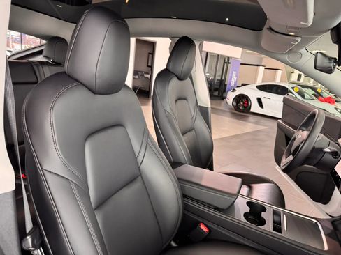 Used 2022 Tesla Model Y Long Range image 13