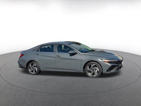 Used 2025 Hyundai Elantra Limited image 2
