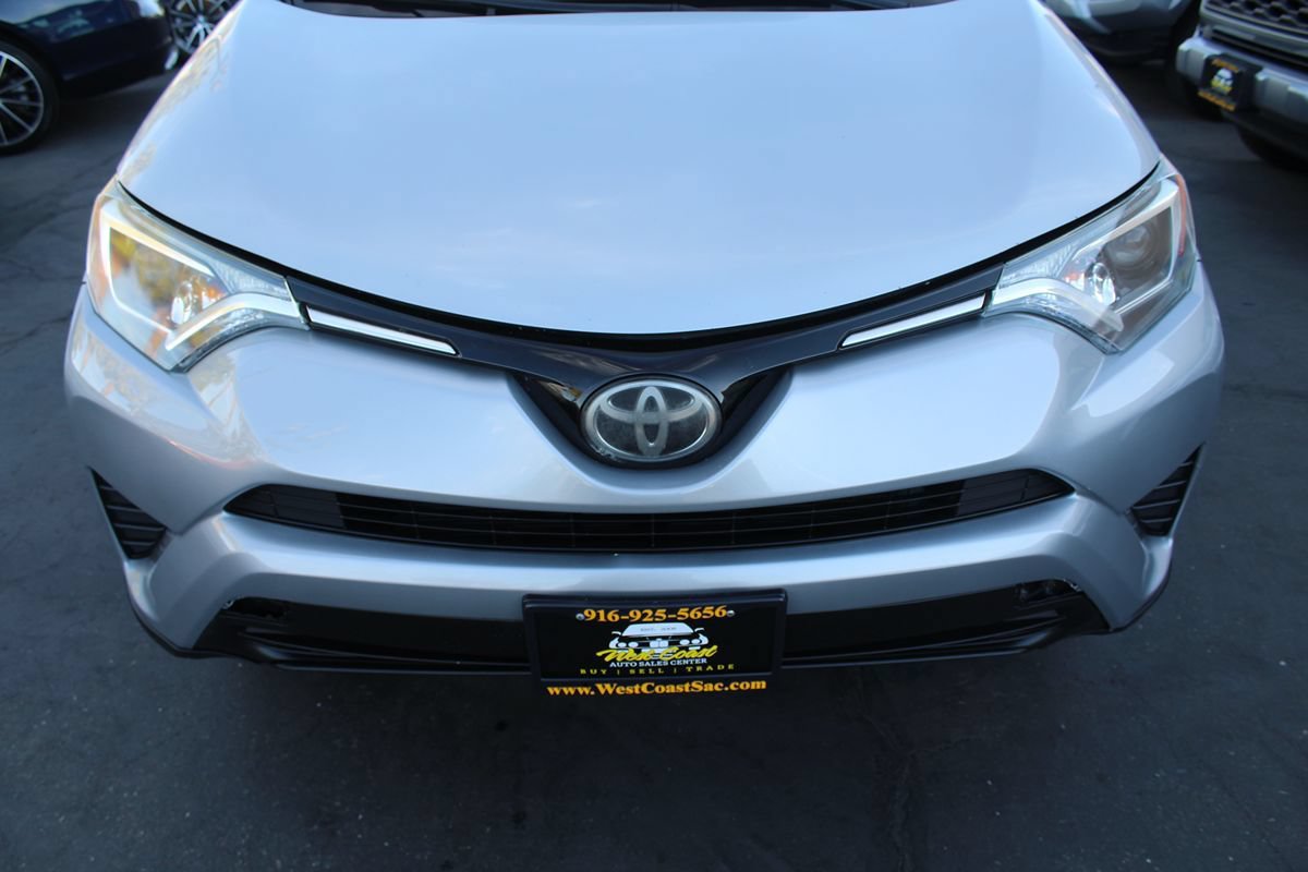 Used 2018 Toyota RAV4 LE FWD image 9