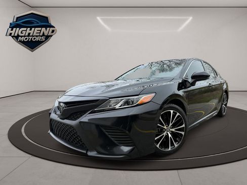 Used 2019 Toyota Camry SE image 2