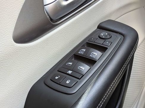 Used 2023 Chrysler Pacifica Touring-L FWD image 26