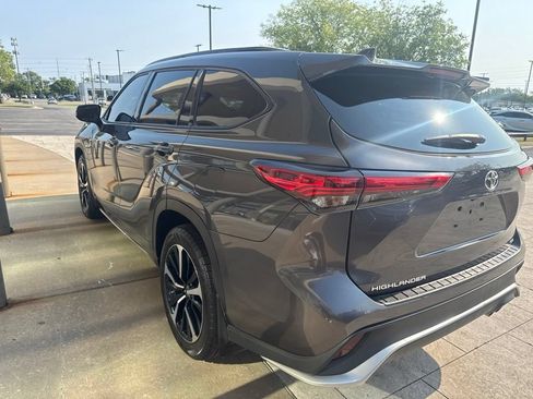 Used 2022 Toyota Highlander XSE FWD image 4