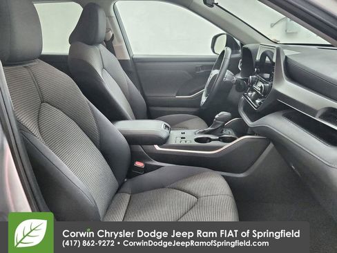 Used 2024 Toyota Highlander LE image 34