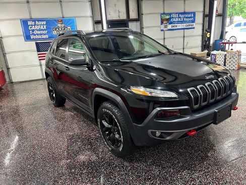 Used 2018 Jeep Cherokee Trailhawk w/ Cold Weather Group image 7
