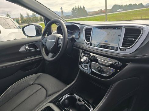 New 2026 Chrysler Pacifica Limited FWD image 10