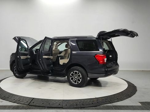 Used 2024 Ford Expedition XLT RWD image 13