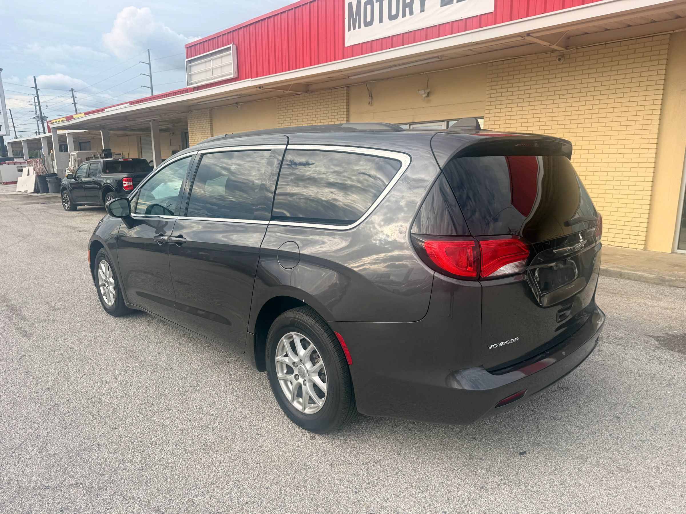 Used 2021 Chrysler Voyager Lxi FWD image 4