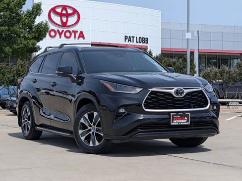 Used 2021 Toyota Highlander XLE FWD image 2