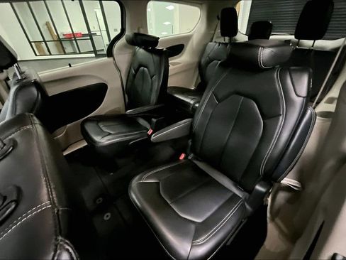 Used 2024 Chrysler Pacifica Touring-L image 22