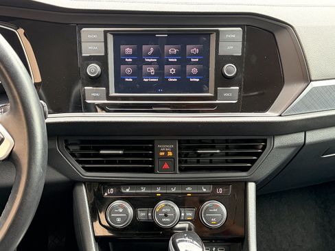 Used 2024 Volkswagen Jetta SE FWD image 17