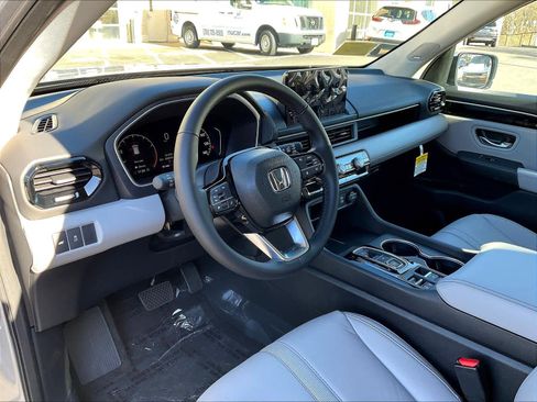New 2025 Honda Pilot Touring image 9