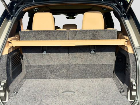 Used 2024 Land Rover Range Rover Long Wheelbase SE image 11