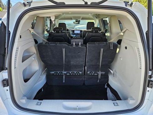 Used 2024 Chrysler Pacifica Touring-L FWD image 11
