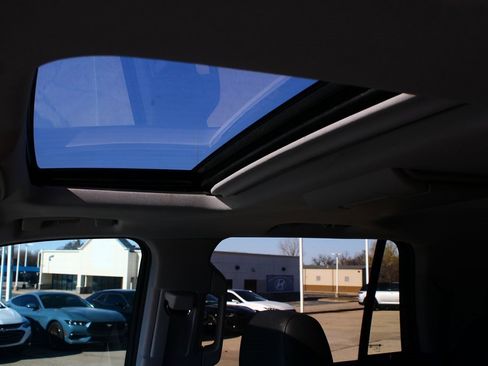 Used 2015 Cadillac Escalade Luxury image 3