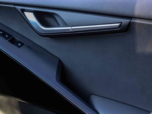 Certified 2025 Kia Niro SX Touring image 15