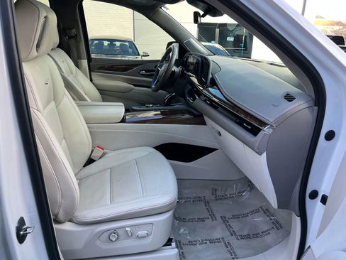 Used 2023 Cadillac Escalade ESV Premium Luxury Platinum image 8