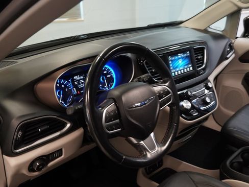 Used 2019 Chrysler Pacifica Touring-L FWD image 6