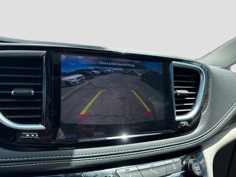 Used 2023 Chrysler Pacifica Limited FWD image 19