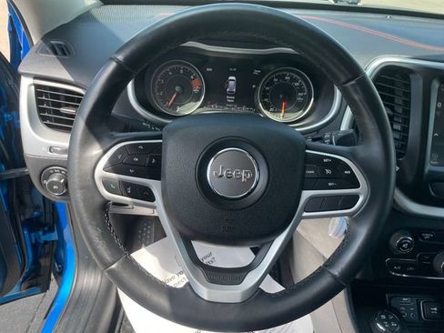 Used 2017 Jeep Cherokee Trailhawk AWD/4WD image 25