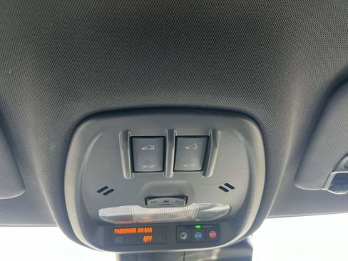 Used 2025 Chevrolet Trax RS w/ Sunroof Package FWD image 32