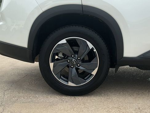 Used 2025 Nissan Rogue SV FWD image 8