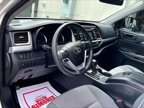 Used 2018 Toyota Highlander LE FWD image 14