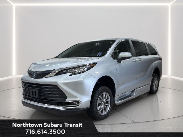 Used 2023 Toyota Sienna XLE FWD image 1