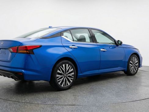 Used 2025 Nissan Altima 2.5 SV image 9