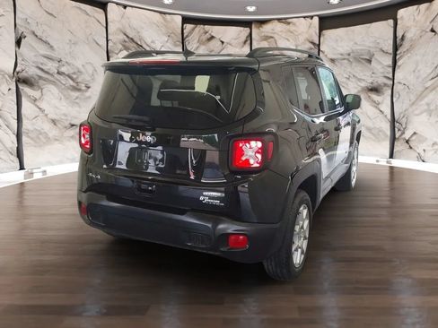 Used 2019 Jeep Renegade Latitude w/ Cold Weather Group AWD/4WD image 4
