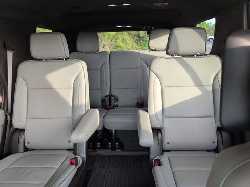 Certified 2024 GMC Yukon SLT w/ SLT Luxury Package image 28