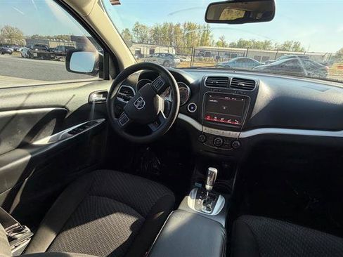 Used 2019 Dodge Journey SE image 15