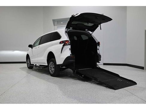 New 2025 Toyota Sienna LE image 2