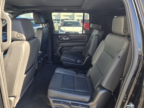 Used 2023 Chevrolet Suburban LT w/ Luxury Package image 32