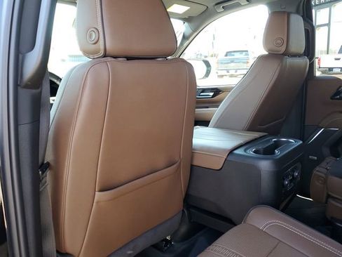 Used 2025 Chevrolet Tahoe High Country AWD/4WD image 13