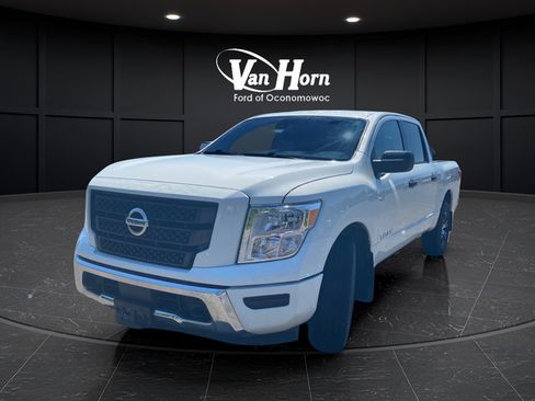Used 2022 Nissan Titan SV AWD/4WD image 3