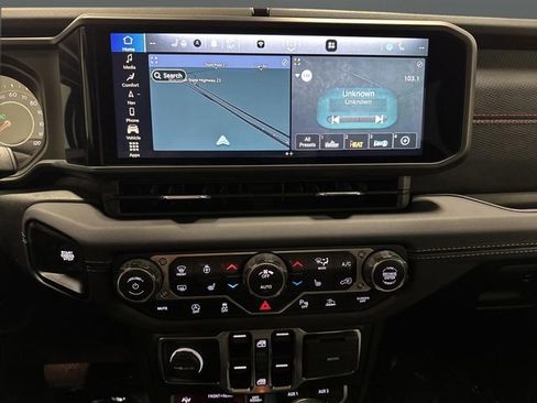 Used 2024 Jeep Gladiator Rubicon w/ Technology Group image 8