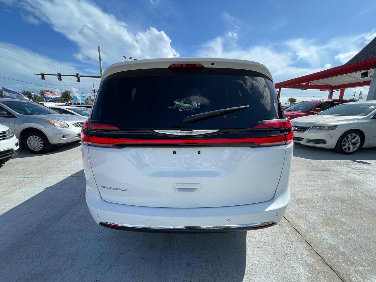 Used 2023 Chrysler Pacifica Touring-L FWD image 4