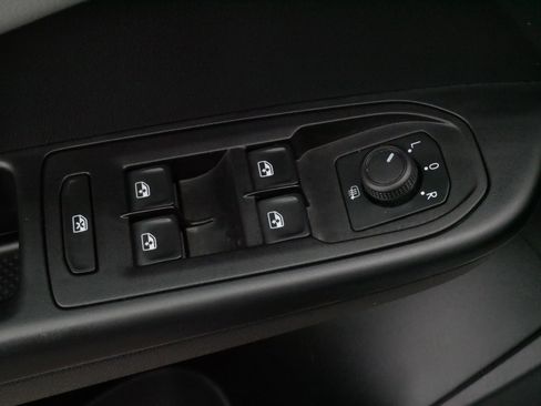 Certified 2022 Volkswagen Taos SEL w/ Panoramic Sunroof Package image 19