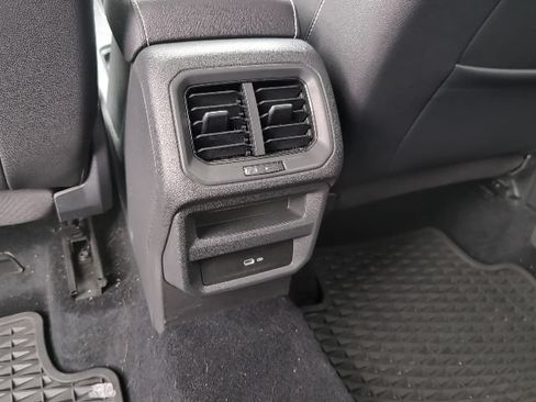Used 2022 Volkswagen Taos SE w/ Panoramic Sunroof Package FWD image 26