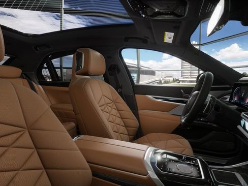 New 2026 BMW 740i xDrive w/ Premium Package image 36