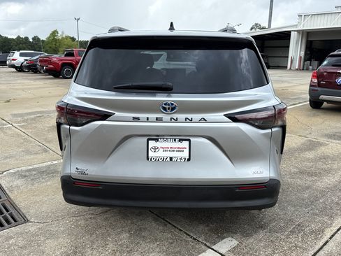 Used 2025 Toyota Sienna XLE FWD image 4