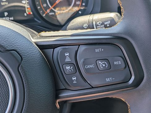 Certified 2024 Jeep Gladiator Sport AWD/4WD image 15