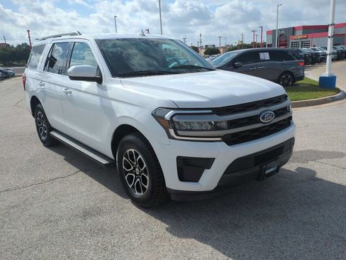 Used 2024 Ford Expedition XLT RWD image 2