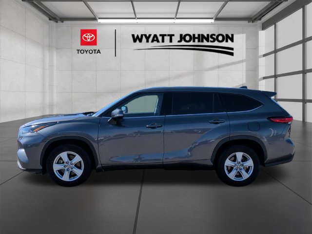 Used 2022 Toyota Highlander LE FWD image 4
