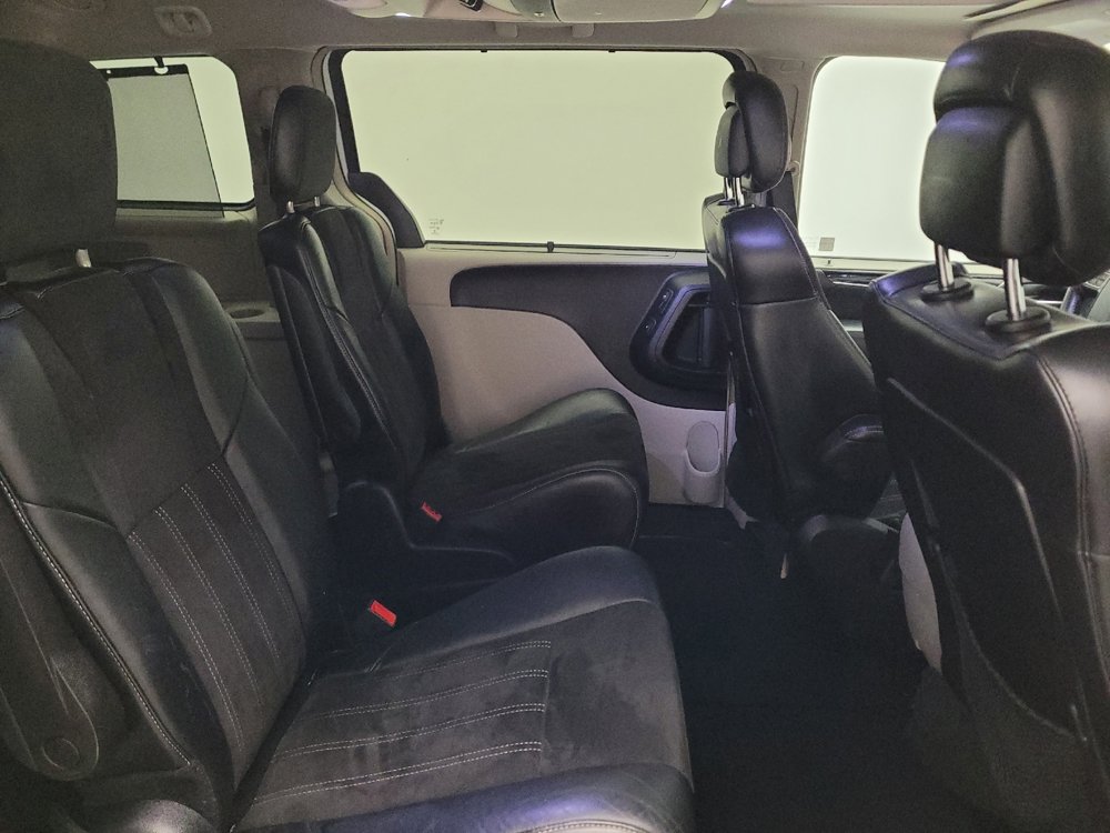 Used 2014 Chrysler Town & Country Touring-L FWD image 19
