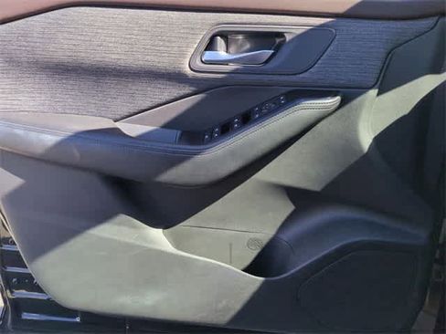 Used 2023 Nissan Rogue SV image 31