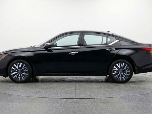 Used 2025 Nissan Altima 2.5 SV FWD image 5