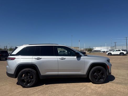 Used 2022 Jeep Grand Cherokee Altitude image 26