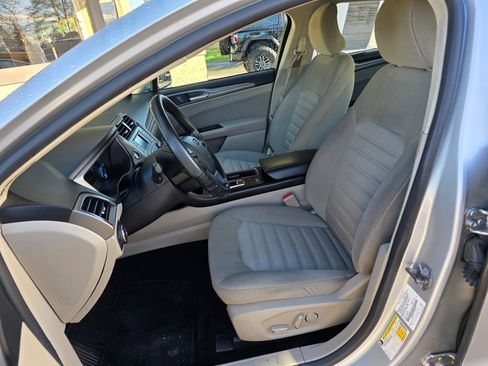 Used 2018 Ford Fusion SE image 4