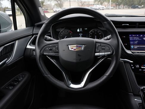 Certified 2025 Cadillac XT6 Premium Luxury image 9